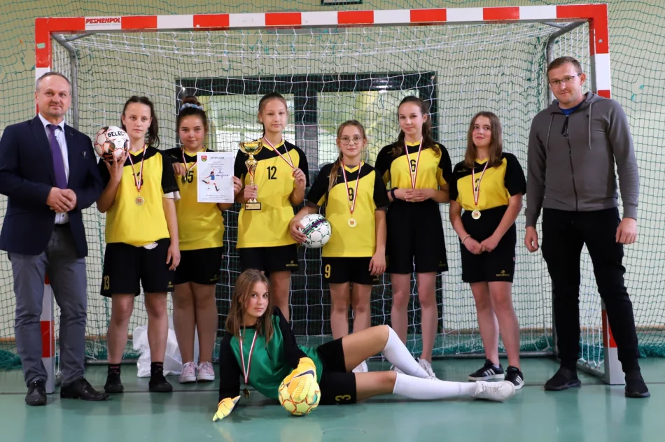 Znamy mistrzów gminy Limanowa w piłce halowej młodzieży szkolnej - zdjęcie 2