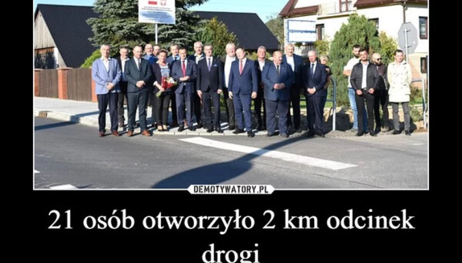 Mem z odbioru prac. „21 osób otworzyło 2 km odcinek drogi” - zdjęcie 1