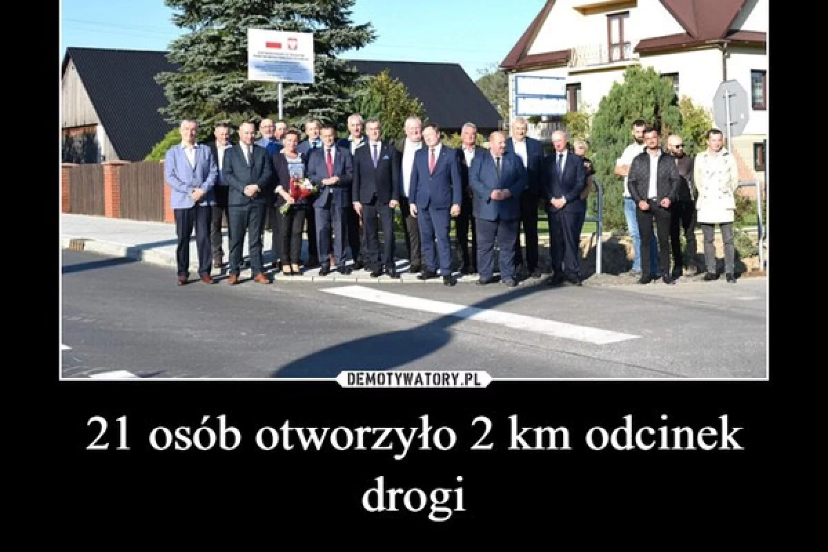 Mem z odbioru prac. „21 osób otworzyło 2 km odcinek drogi”