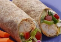 Tortilla z kurczakiem, warzywami i sosem czosnkowym - zdjęcie główne