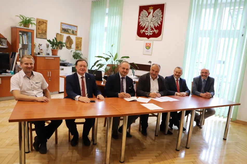 Umowa na budowę hali sportowej w Męcinie podpisana - zdjęcie 2