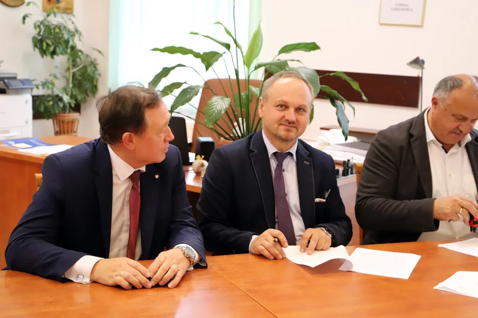 Umowa na budowę hali sportowej w Męcinie podpisana - zdjęcie 3