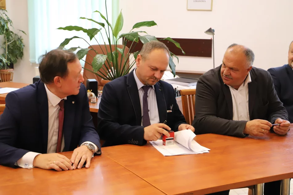 Umowa na budowę hali sportowej w Męcinie podpisana - zdjęcie 5