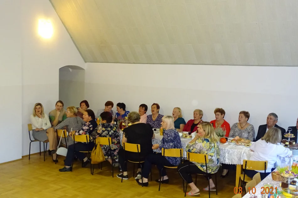 Spotkanie dla seniorów - wspólne rozmowy i wspomnienia - zdjęcie 3