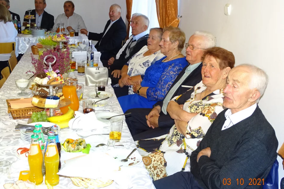 Spotkanie dla seniorów - wspólne rozmowy i wspomnienia - zdjęcie 4