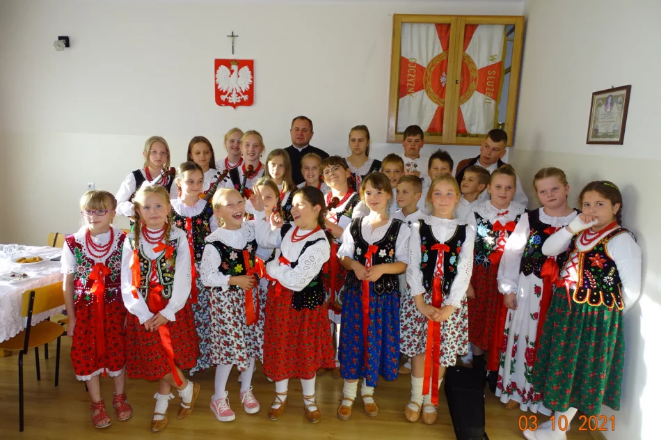 Spotkanie dla seniorów - wspólne rozmowy i wspomnienia - zdjęcie 5