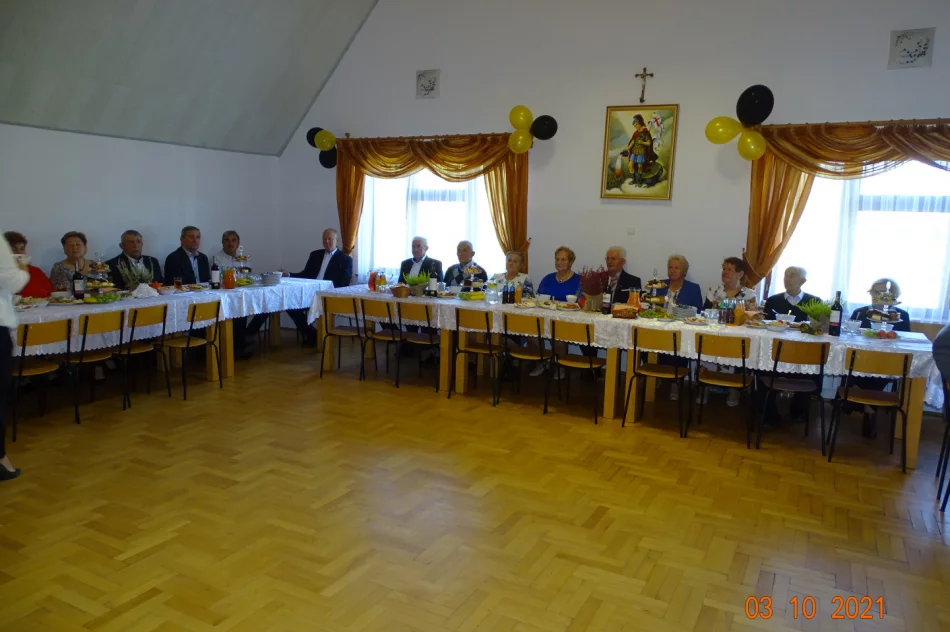 Spotkanie dla seniorów - wspólne rozmowy i wspomnienia - zdjęcie 6