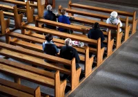 Minister do przewodniczącego KEP: proszę przypomnieć wiernym o zasłanianiu nosa i ust - zdjęcie główne