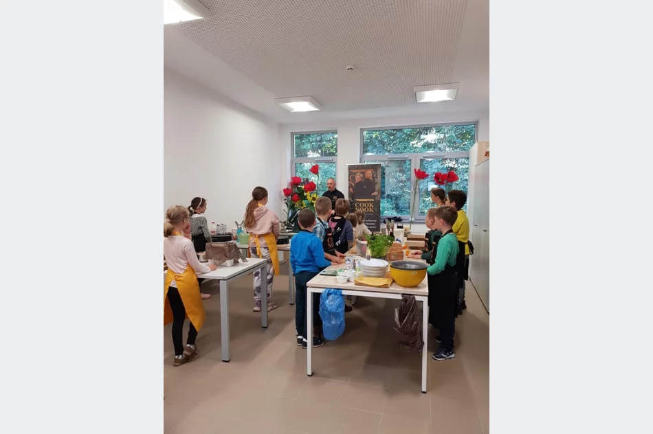 W Miejskiej Bibliotece Publicznej w Limanowej odbyła się „Noc Bibliotek” - zdjęcie 9