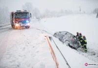 Dachowanie mazdy. Ślisko na drogach - zdjęcie główne