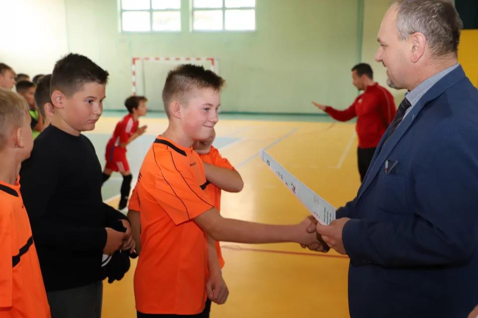 Mistrzostwa Gminy w Halowej Piłce Nożnej Dzieci rozstrzygnięte! - zdjęcie 17