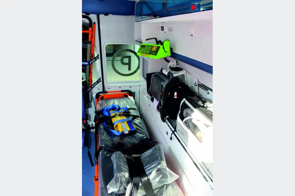 Poświęcono nową karetkę dla szpitala - zdjęcie 4