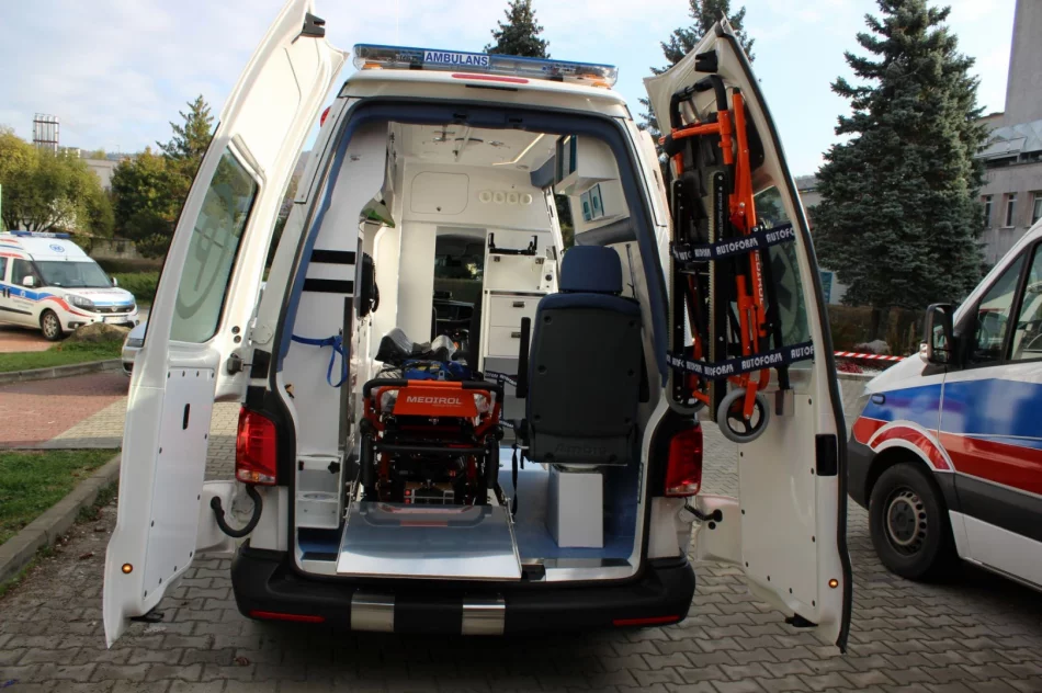 Poświęcono nową karetkę dla szpitala - zdjęcie 5