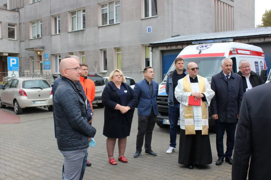 Poświęcono nową karetkę dla szpitala - zdjęcie 8