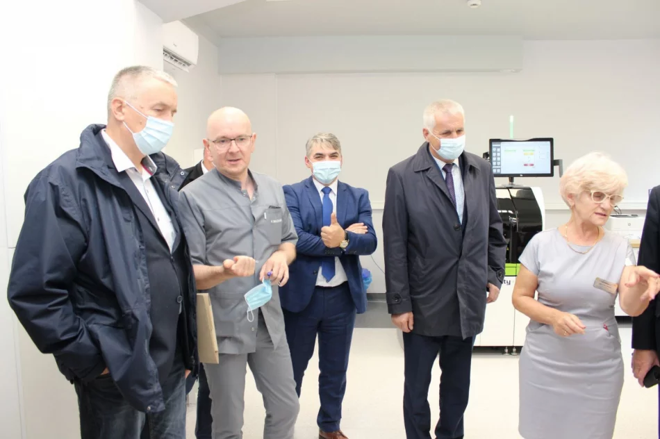 Poświęcono nową karetkę dla szpitala - zdjęcie 11