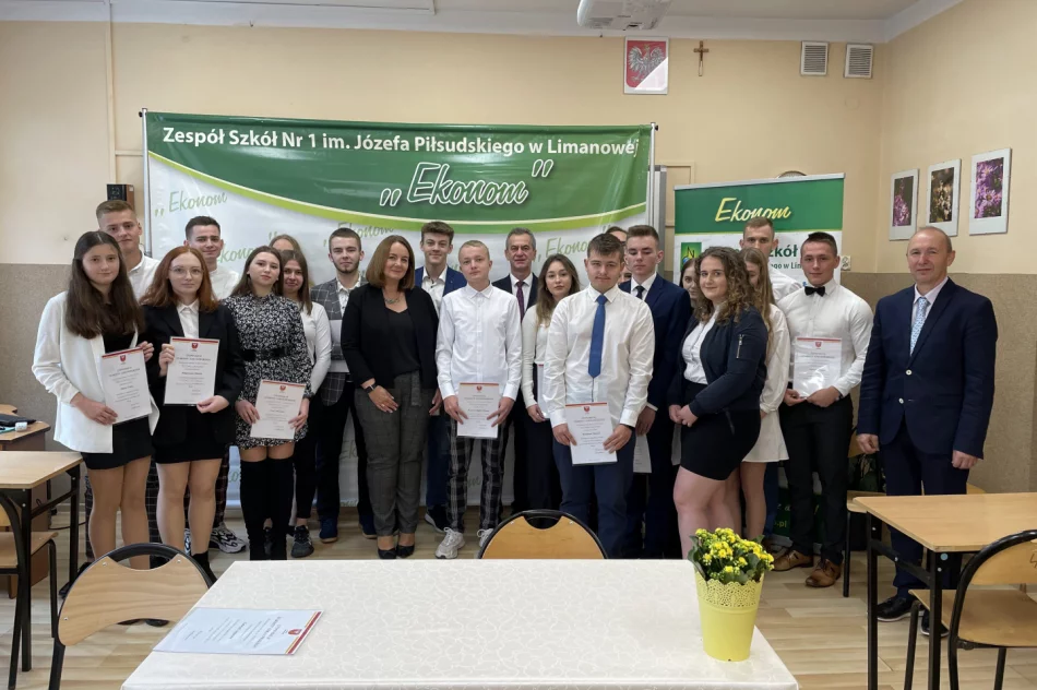 Uczniowie z najwyższą średnią ocen otrzymali stypendia - zdjęcie 2