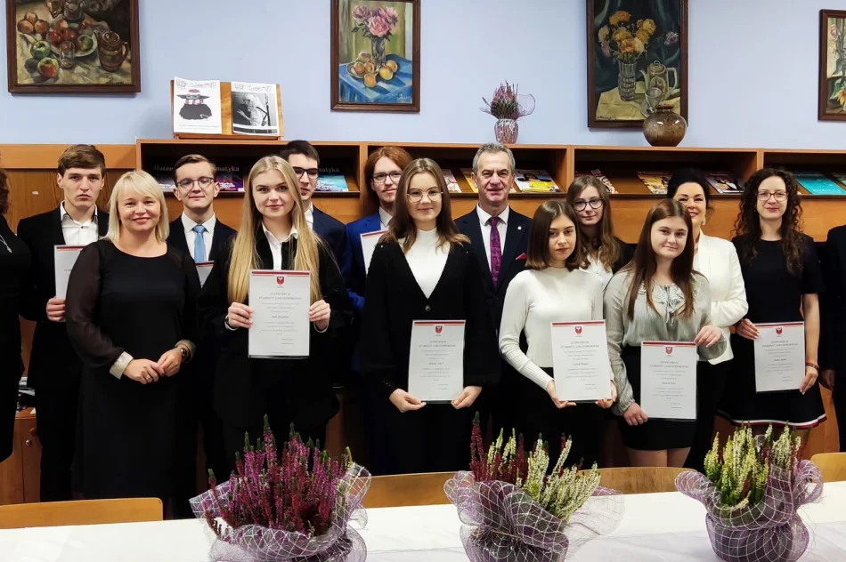 Uczniowie z najwyższą średnią ocen otrzymali stypendia - zdjęcie 3