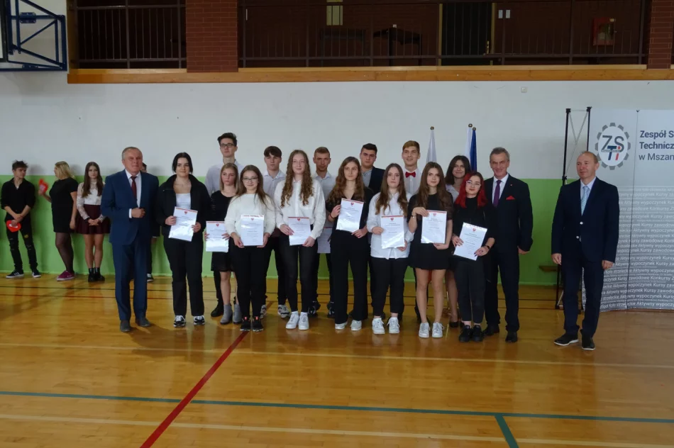 Uczniowie z najwyższą średnią ocen otrzymali stypendia - zdjęcie 5