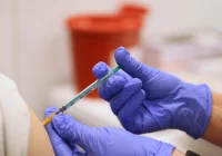 Niedzielski: we Wszystkich Świętych cmentarze będą otwarte. 4 zakażenia w powiecie limanowskim - zdjęcie główne