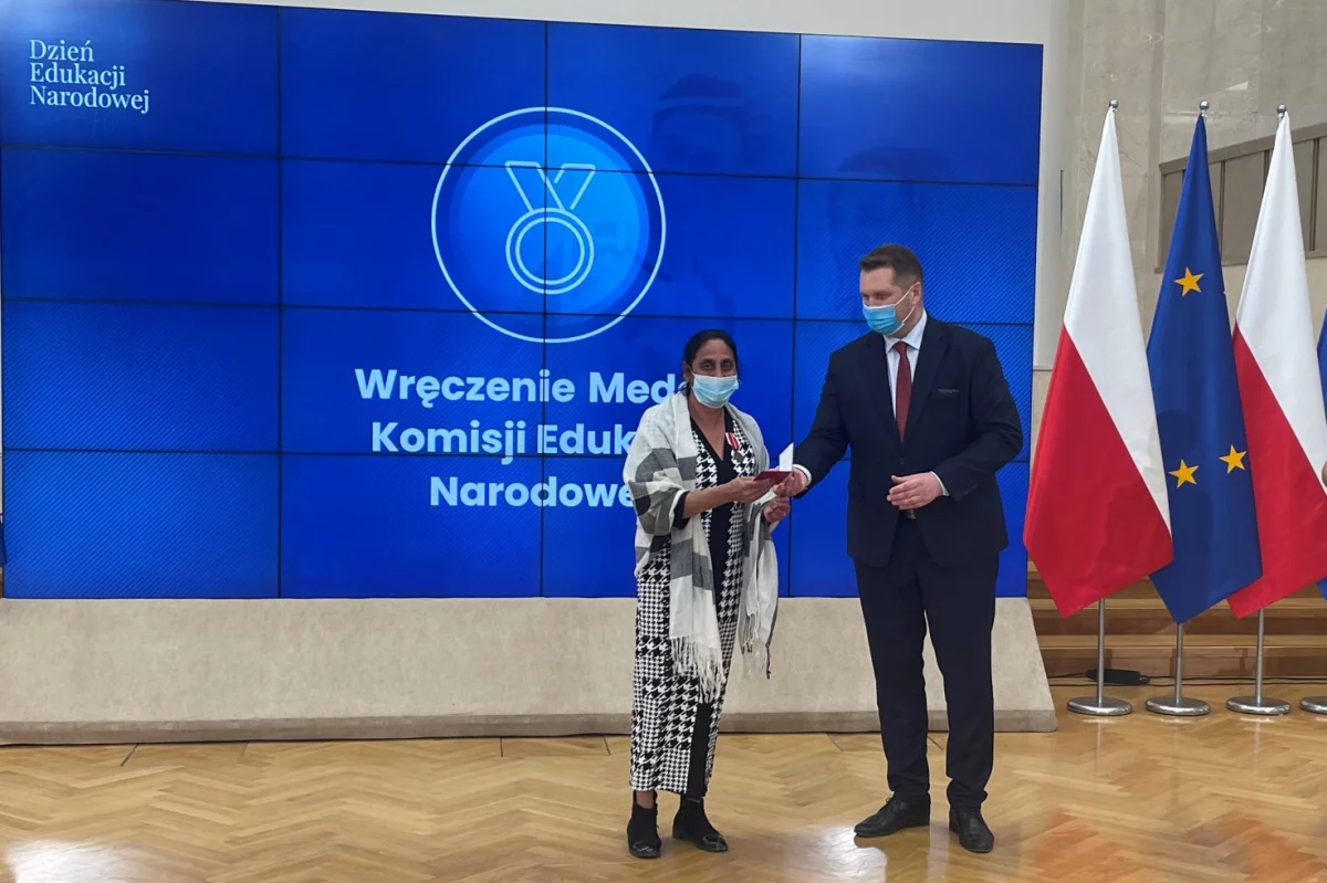 Jolanta Kądziołka asystentka romska w ZSP nr 4 odznaczona medalem KEN