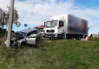 Zderzenie ciężarówki i samochodu, jedna osoba w szpitalu - zdjęcie główne