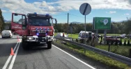Zderzenie ciężarówki i samochodu, jedna osoba w szpitalu - zdjęcie 3