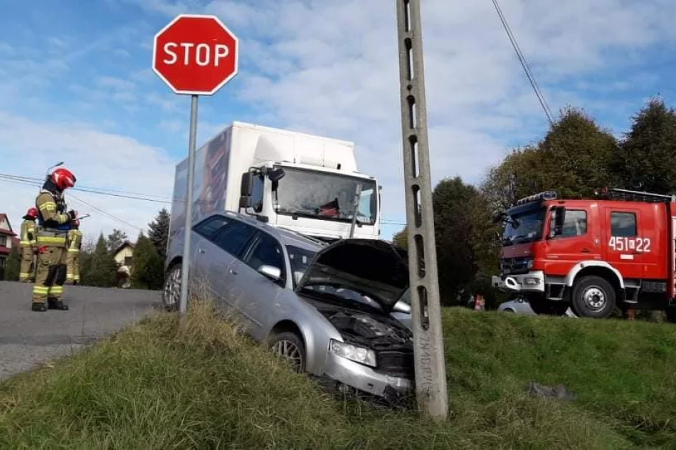 Zderzenie ciężarówki i samochodu, jedna osoba w szpitalu - zdjęcie 4