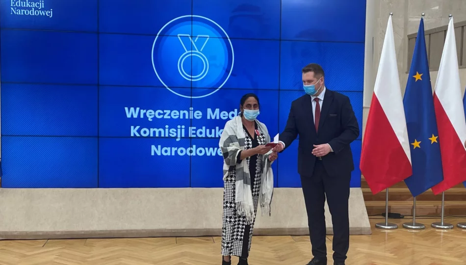 Minister wręczył medal asystentce romskiej z Limanowej  - zdjęcie 1