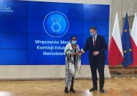 Minister wręczył medal asystentce romskiej z Limanowej  - zdjęcie główne