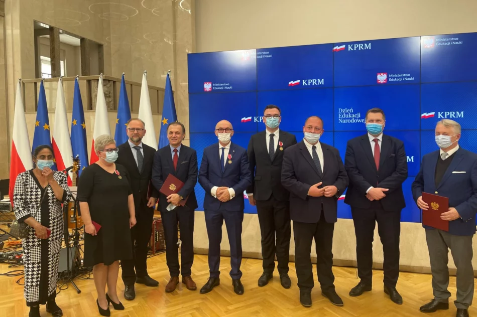 Minister wręczył medal asystentce romskiej z Limanowej  - zdjęcie 2