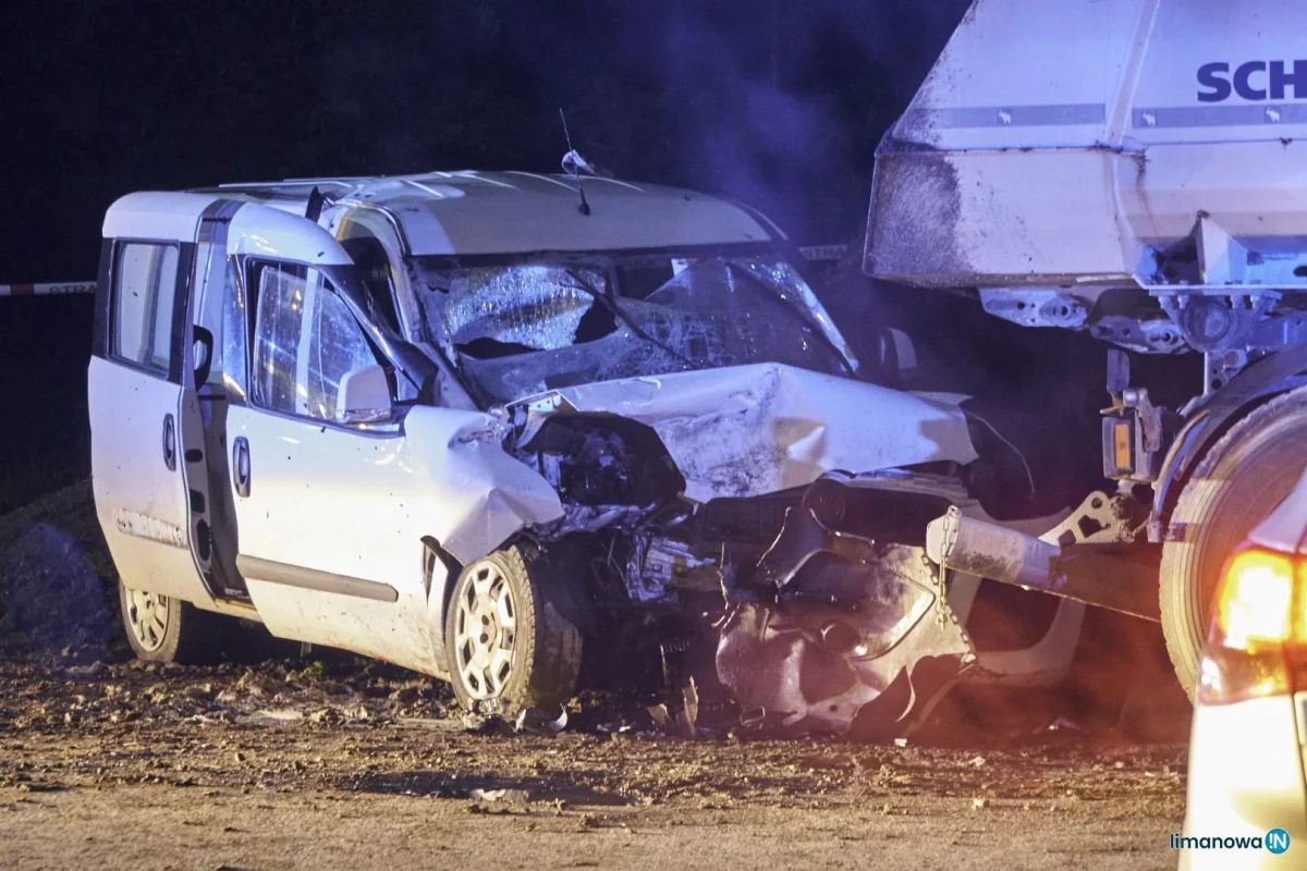 "Wielonarządowe obrażenia" przyczyną zgonu kierowcy. Zmarł także pasażer pojazdu