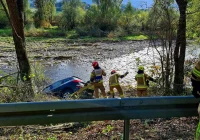 Samochód zawisł na skarpie nad rzeką - zdjęcie główne