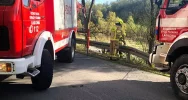 Samochód zawisł na skarpie nad rzeką - zdjęcie 2
