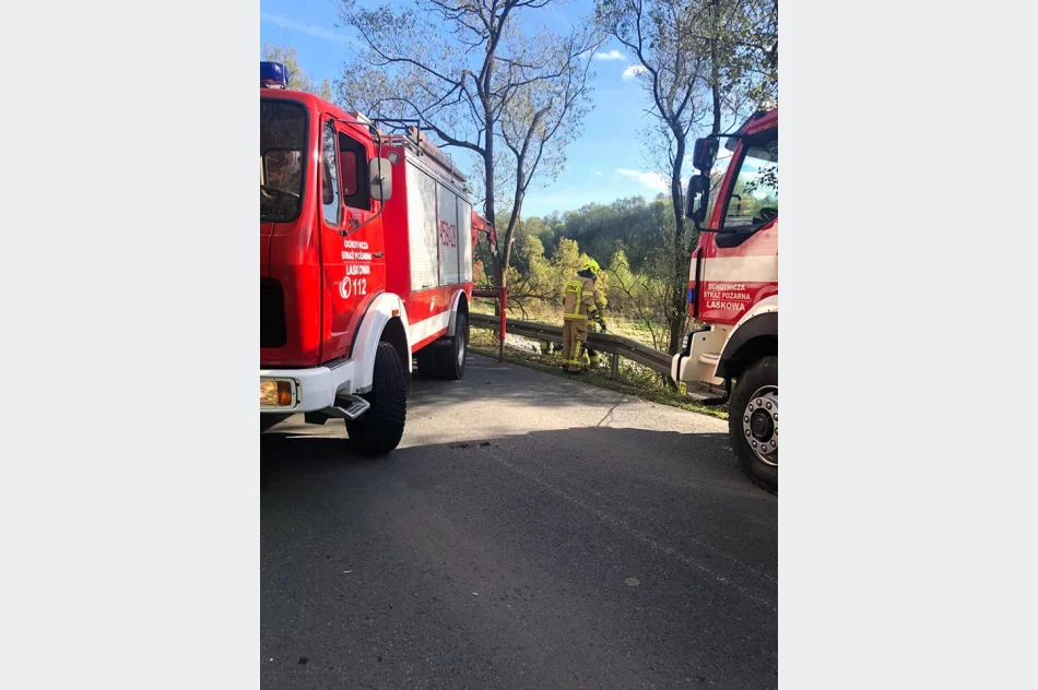 Samochód zawisł na skarpie nad rzeką - zdjęcie 2