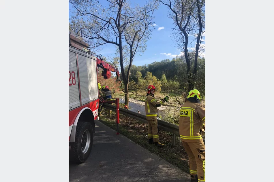 Samochód zawisł na skarpie nad rzeką - zdjęcie 3