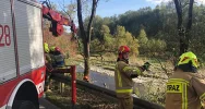 Samochód zawisł na skarpie nad rzeką - zdjęcie 3