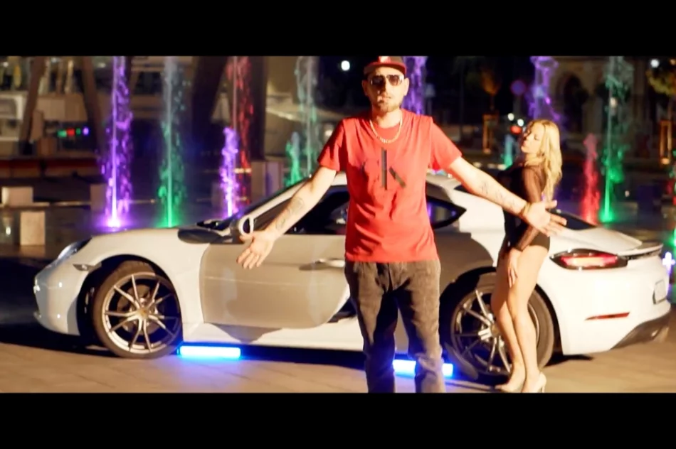 Sportowy wóz, modelka i muzyka - nagrał teledysk na płycie rynku - zdjęcie 2