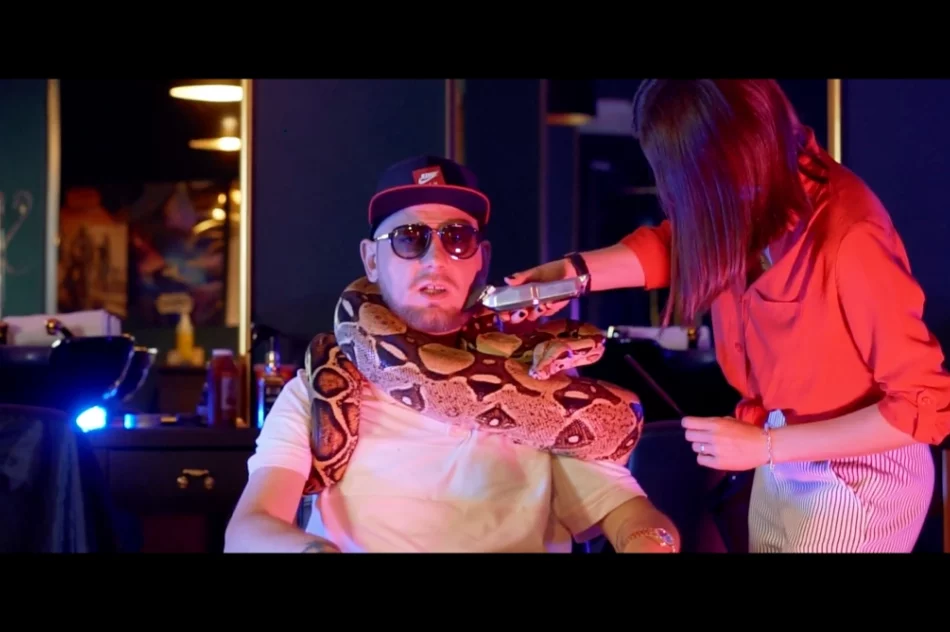 Sportowy wóz, modelka i muzyka - nagrał teledysk na płycie rynku - zdjęcie 3