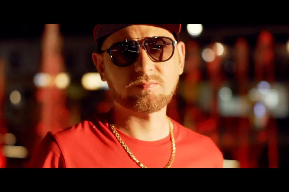 Sportowy wóz, modelka i muzyka - nagrał teledysk na płycie rynku - zdjęcie 4