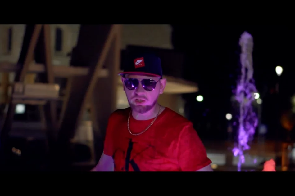 Sportowy wóz, modelka i muzyka - nagrał teledysk na płycie rynku - zdjęcie 5