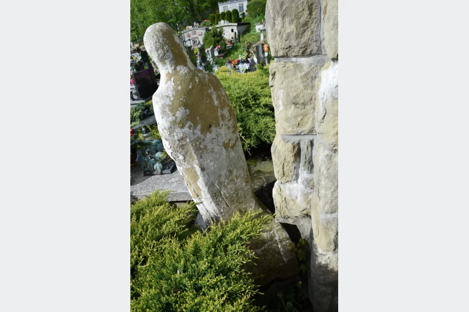 Odnowiono rzeźby przy pomniku - zdjęcie 2