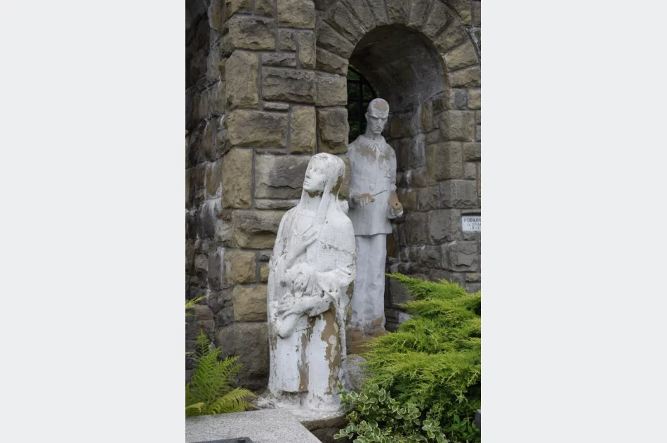 Odnowiono rzeźby przy pomniku - zdjęcie 3