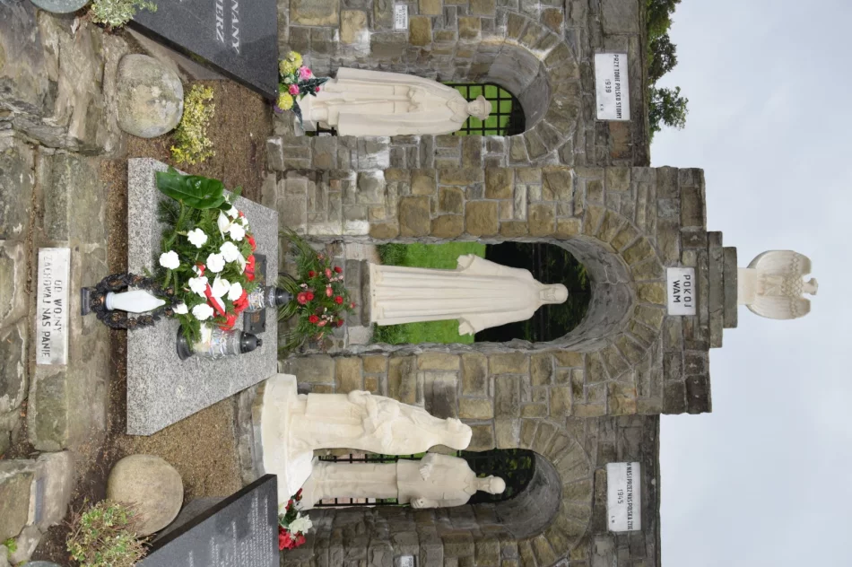 Odnowiono rzeźby przy pomniku - zdjęcie 4