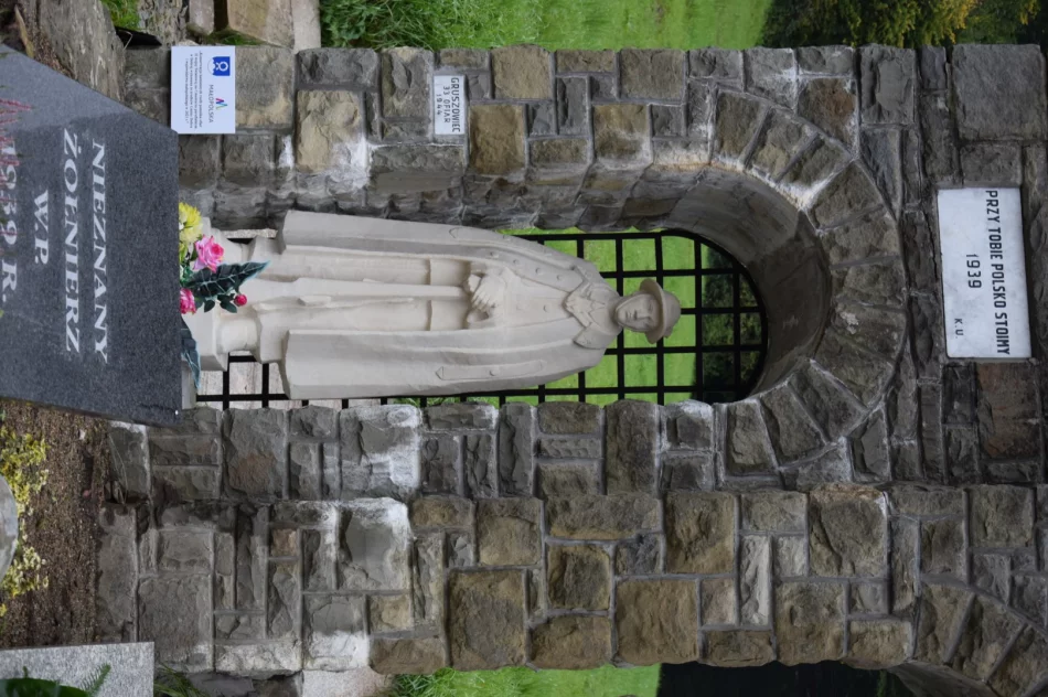 Odnowiono rzeźby przy pomniku - zdjęcie 5