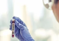 Nowy wariant SARS-CoV-2: co wiemy o nowej odmianie choroby? "Powodu do paniki nie ma" - zdjęcie główne