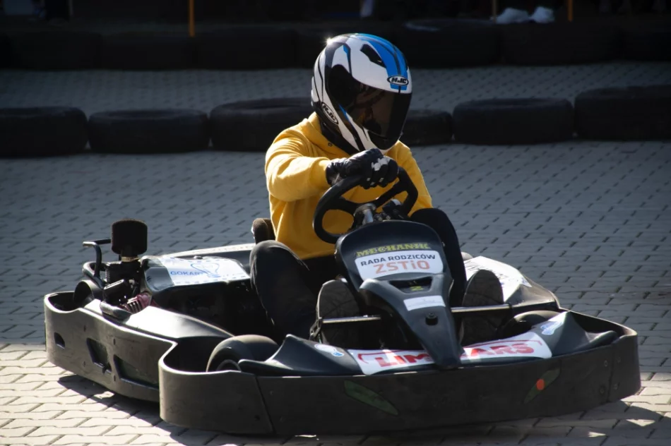 Ryk silników, pisk opon i rywalizacja - widowiskowe zawody w szkole - zdjęcie 2