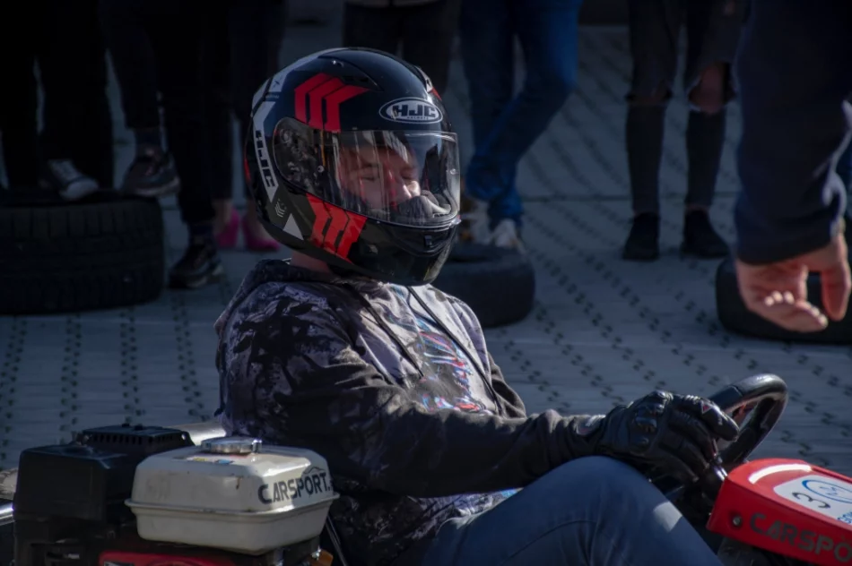 Ryk silników, pisk opon i rywalizacja - widowiskowe zawody w szkole - zdjęcie 3