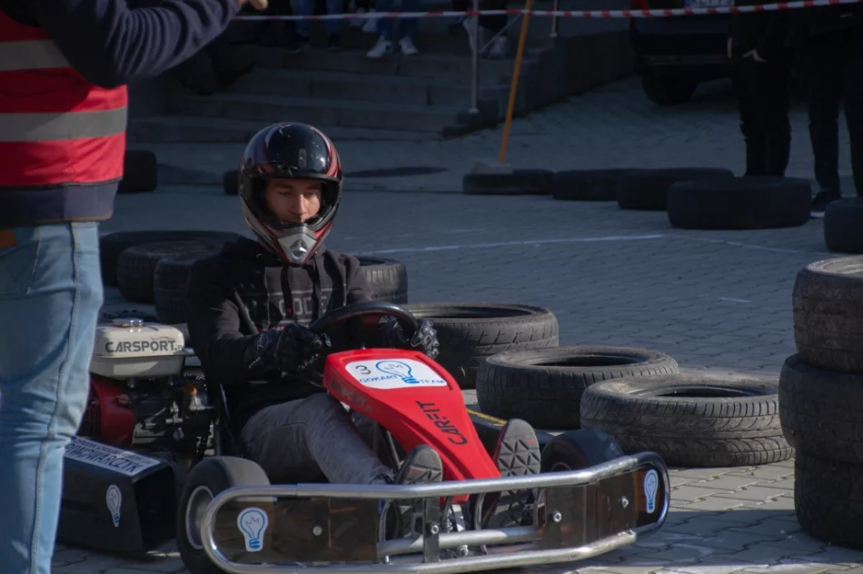 Ryk silników, pisk opon i rywalizacja - widowiskowe zawody w szkole - zdjęcie 4