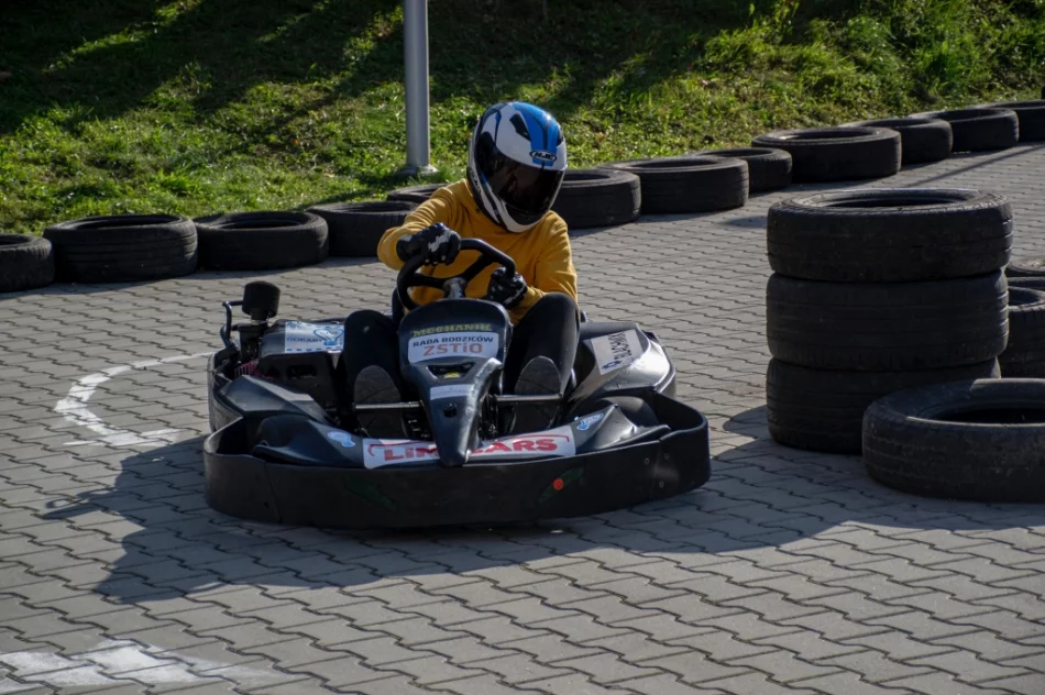 Ryk silników, pisk opon i rywalizacja - widowiskowe zawody w szkole - zdjęcie 5