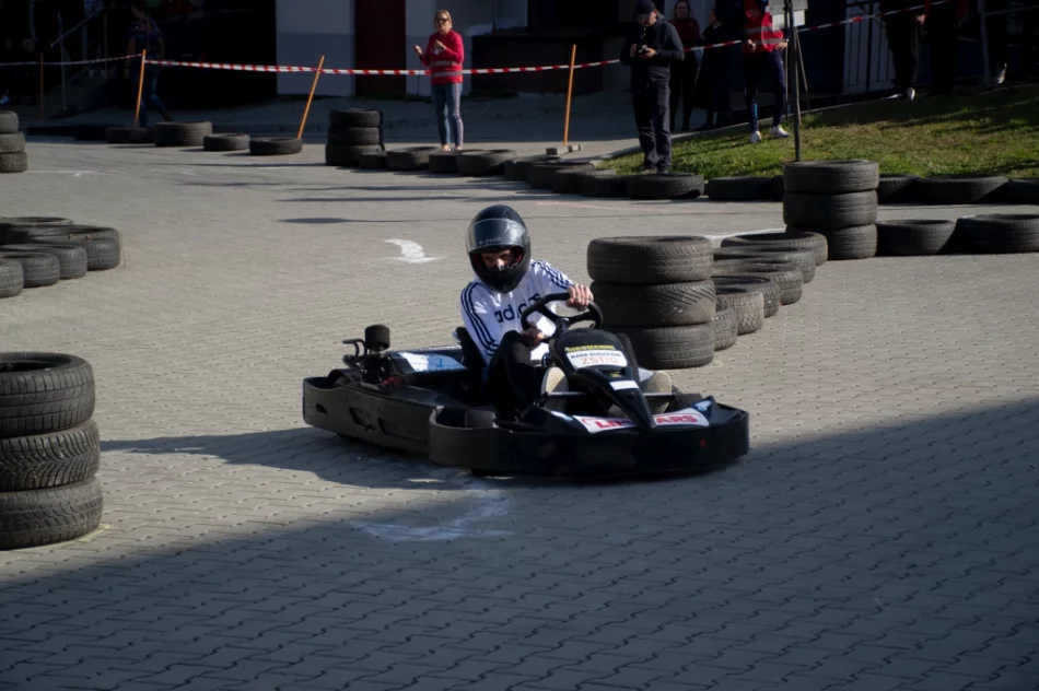Ryk silników, pisk opon i rywalizacja - widowiskowe zawody w szkole - zdjęcie 6